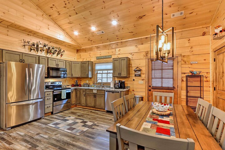 Coosawattee River Resort Cabin w / Private Hot Tub!