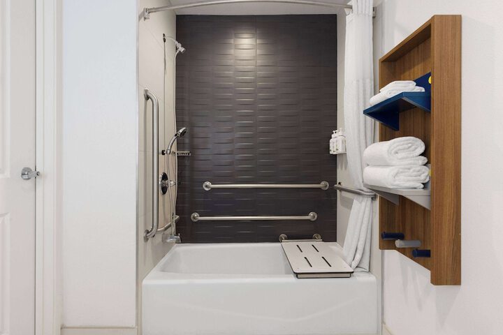 Microtel Inn & Suites by Wyndham Tracy