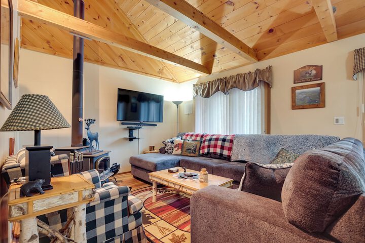 Lakefront Rhinelander Cabin w / Dock & Fire Pit!