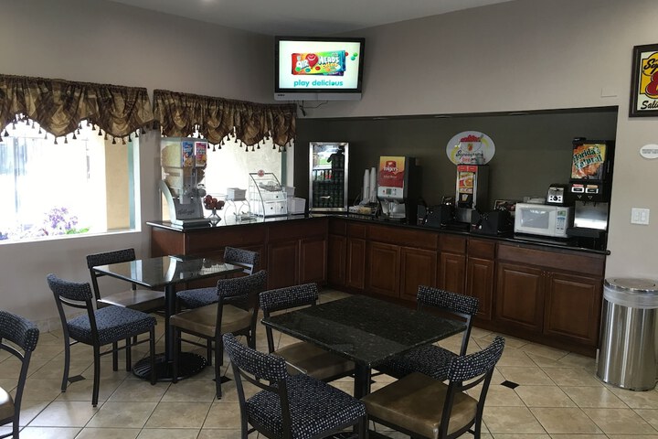 Super 8 by Wyndham Salinas