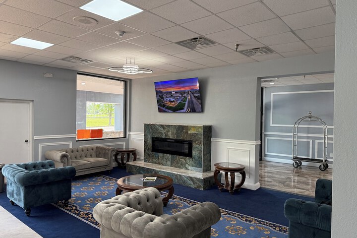 Holiday Lodge Hotel & Conference Center