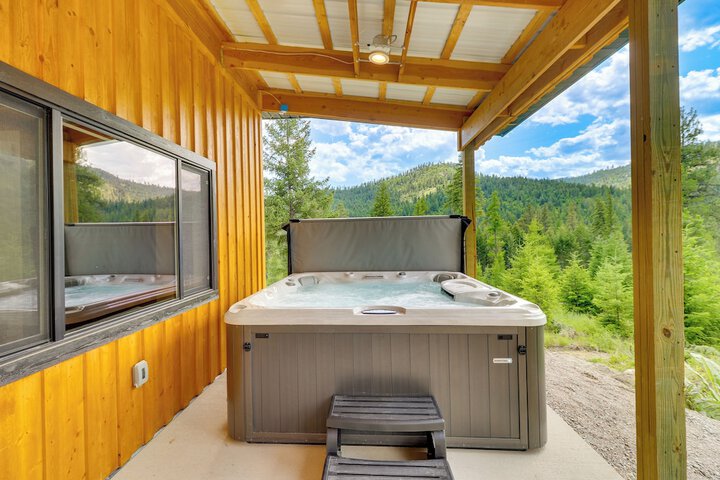 Modern Lakeside Cabin w / Mountain Views & Hot Tub!