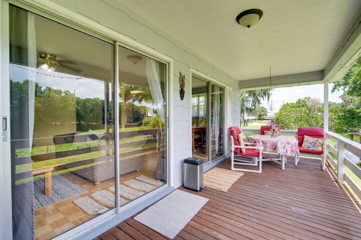 Docks + Balcony: Peaceful River Abode in Dunnellon