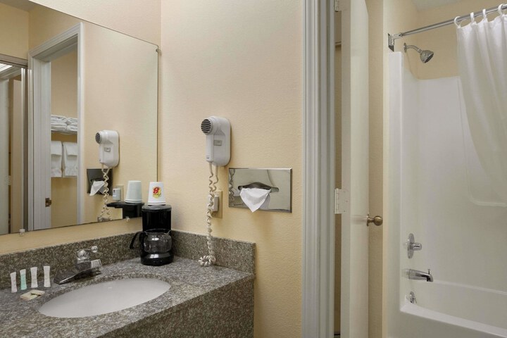 Room 7 of 12