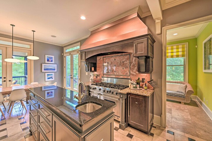 Upscale Family Home w / Dock on Lake Hartwell!