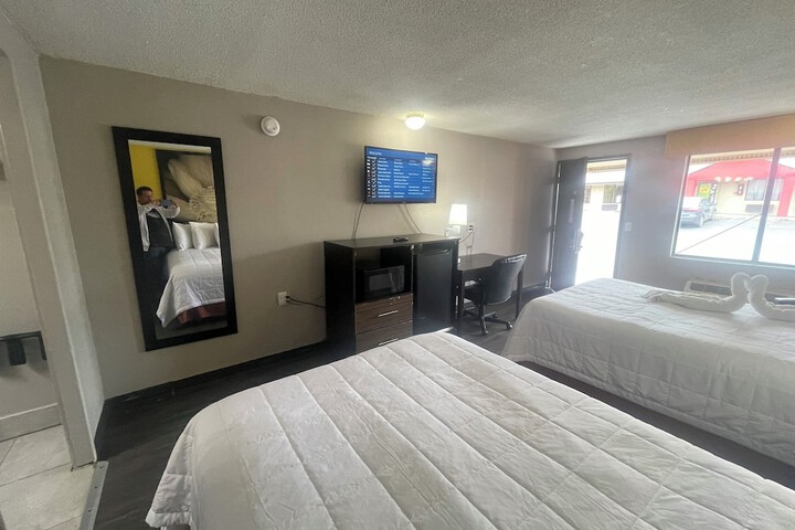 Super 8 by Wyndham Monroe