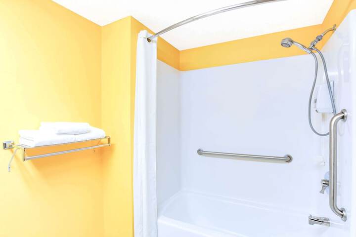 Room 6 of 15