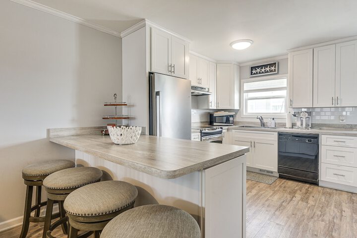 Ocean Isle Beach Condo w / Balcony: Steps to Shore!