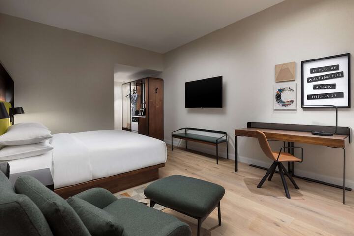 Room 27 of 79