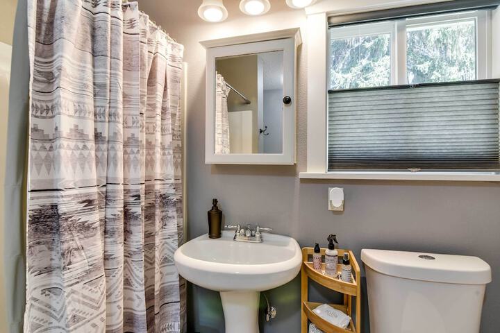 Charming Portland Home Walk to Light Rail!