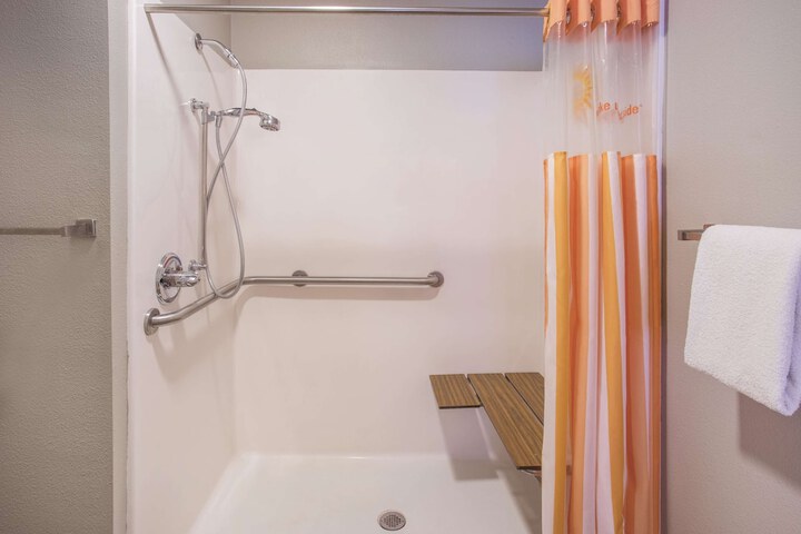 La Quinta Inn & Suites by Wyndham OFallon IL - St. Louis