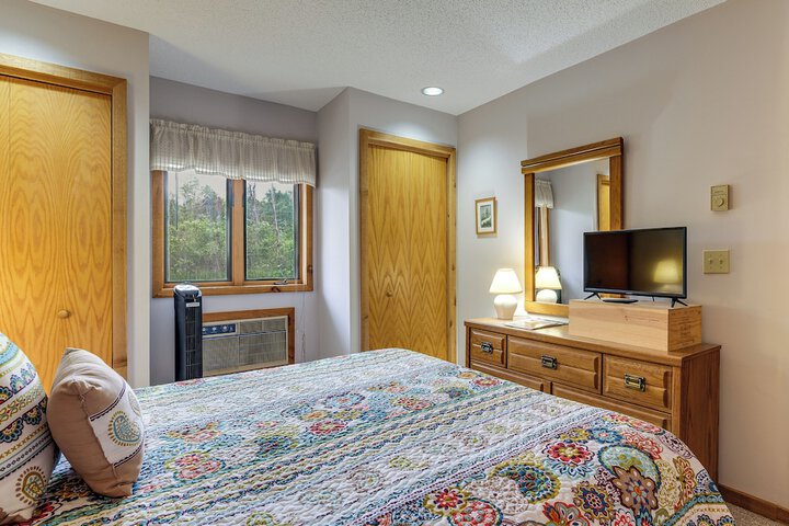 Condo on First Green w / Deck at Schuss Mountain!
