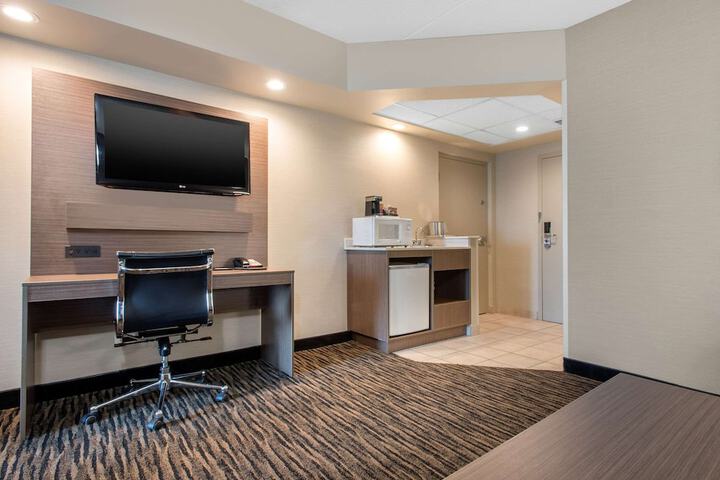 Clarion Hotel & Suites
