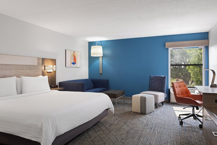 Holiday Inn Express Indianapolis Airport by IHG