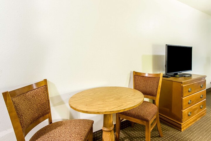 Econo Lodge Inn & Suites Pekin - Peoria Area