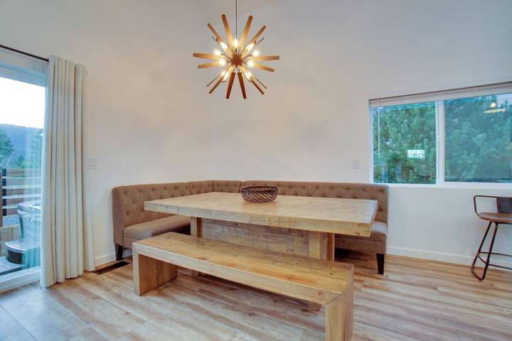 Modern Donnelly Cabin w / Private Hot Tub