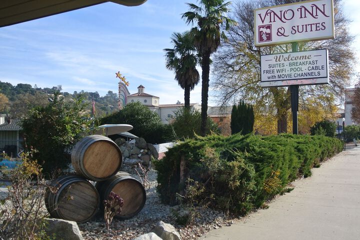 Vino Inn & Suites