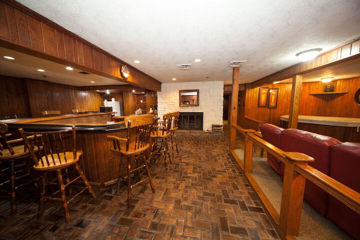 Lounge 79 of 86