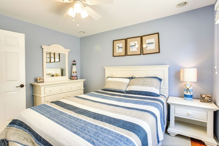 Avalon Vacation Rental w / Porch & Grill!