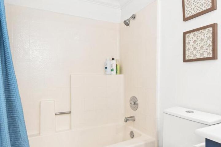 5bed 3bath Private gated community home 7miles to Downtown La close to Disney