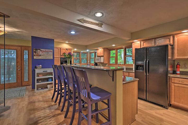 Spacious Lakehouse w / Deck Kayaks, & Dock!
