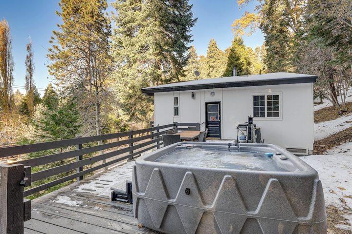 Lake Arrowhead Hideaway w / Deck & Hot Tub