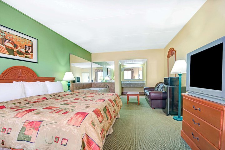Room 7 of 18
