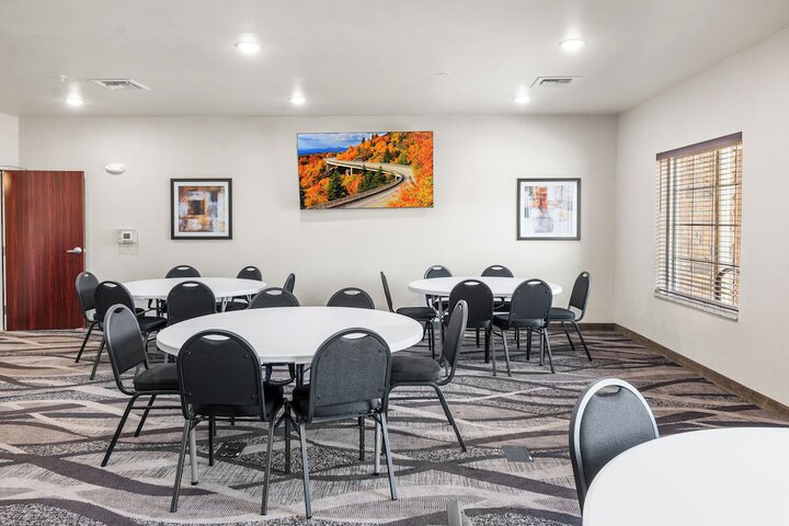 Cobblestone Hotel & Suites – Pulaski / Green Bay