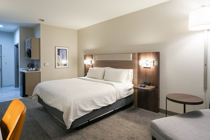 Holiday Inn Express & Suites Dallas Southwest-Cedar Hill by IHG