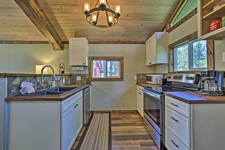Donnelly Cabin w / Fire Pit: 5 Mi to Boat & Ski!