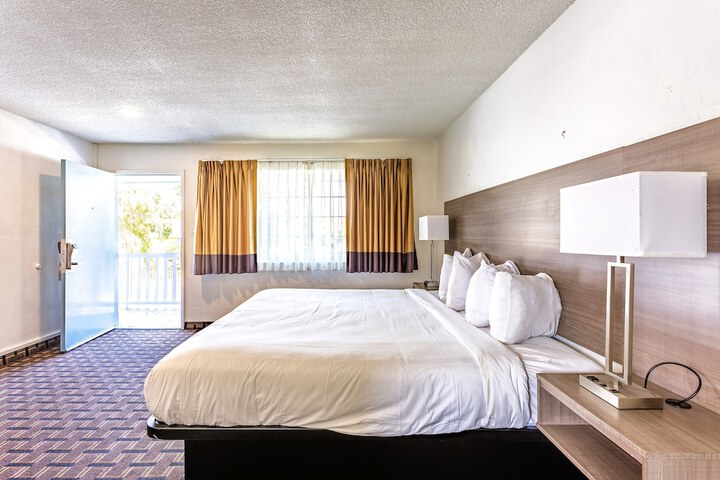 Room 9 of 35