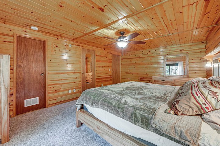 Roomy Log Cabin w / Hot Tub Walk to Kenai River!