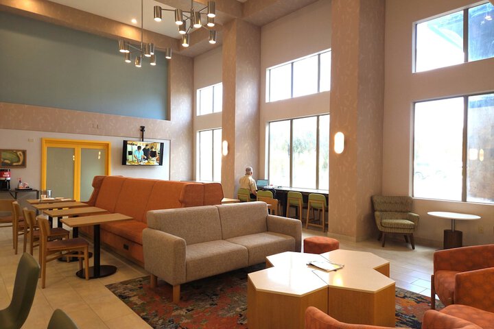 Hampton Inn & Suites Ontario