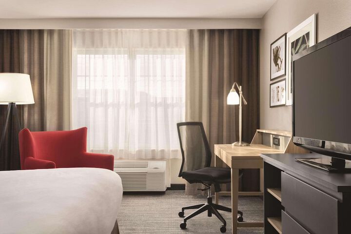 Country Inn & Suites by Radisson Dubuque, IA