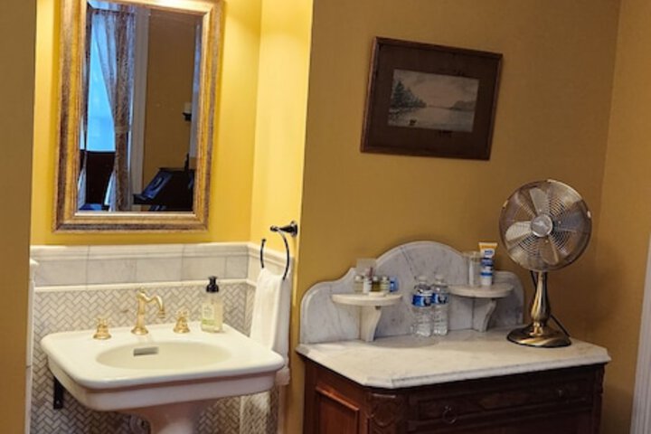 Oaklawn Inn LLC