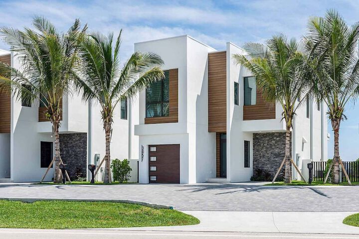 Harbor Island Beach Club Homes by Villatel