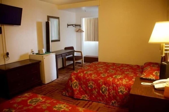 Room 28 of 32