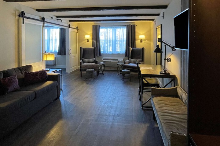 Room 47 of 91