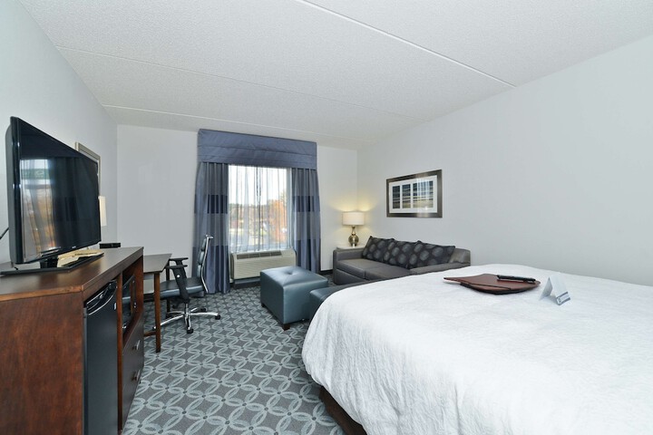 Hampton Inn & Suites Greensboro / Coliseum Area