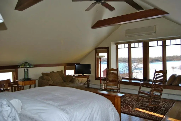 White Pillars Lodging