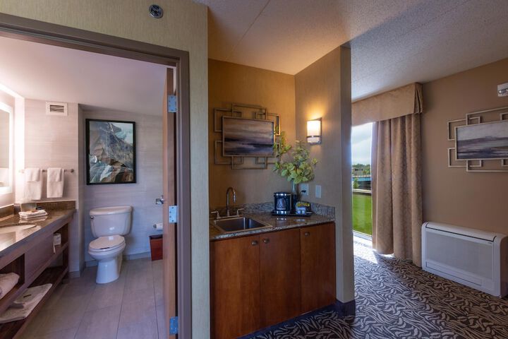 DoubleTree by Hilton Bay City - Riverfront