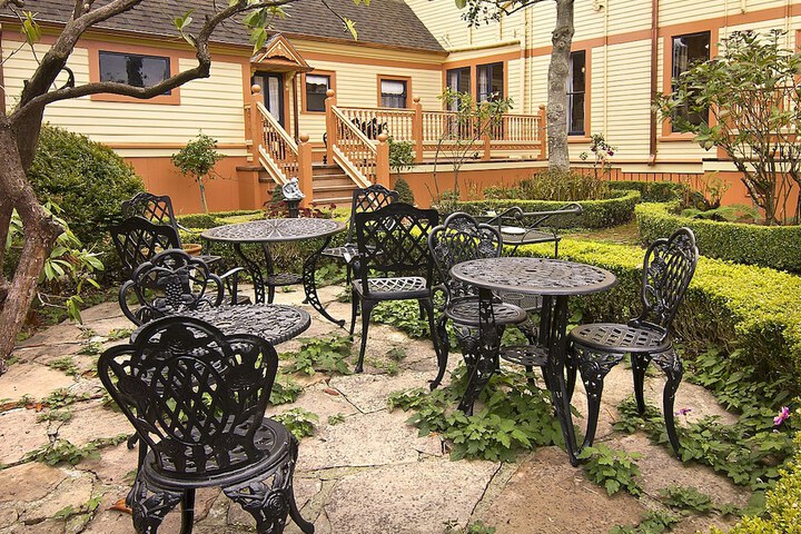 Gingerbread Mansion Inn