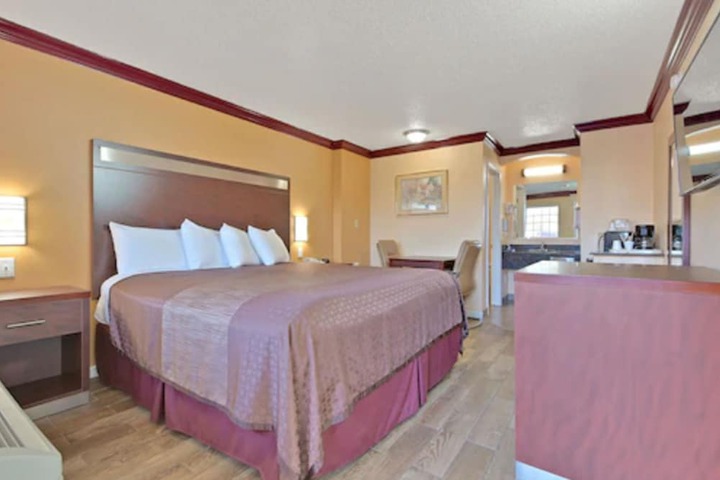 Americas Deluxe Inn