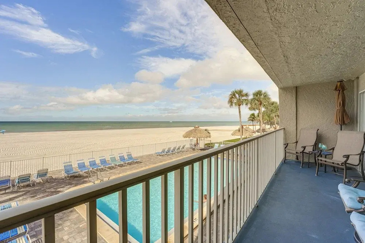 Beachfront Redington Shores Condo w / Pool!