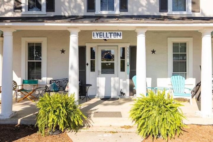 The Lyellton House: Water View Steps from Beach