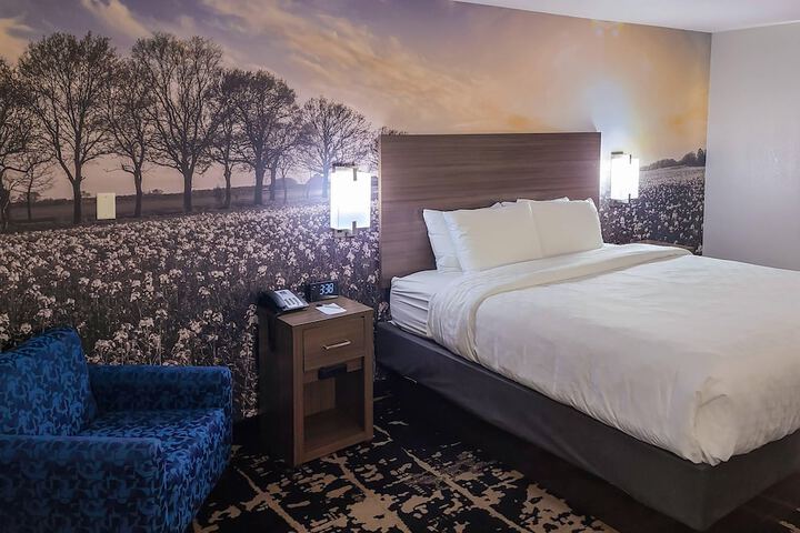 Clarion Pointe Bettendorf - Quad Cities