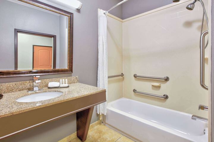 Room 16 of 28