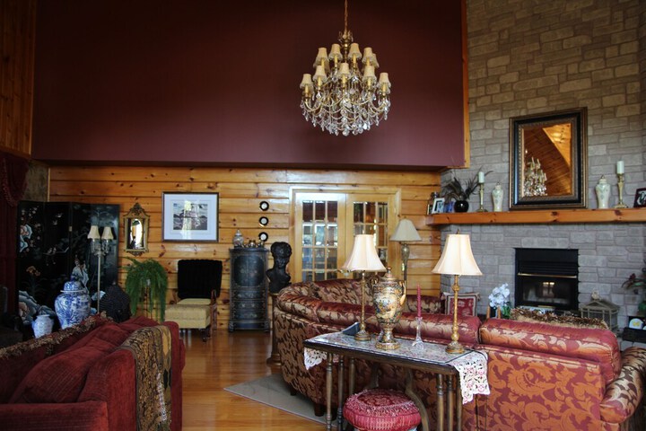 Lounge 44 of 54