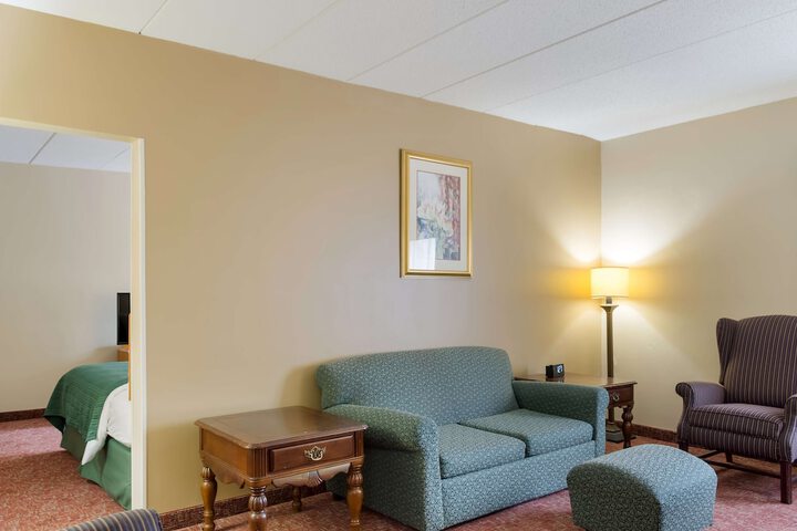 Lounge 41 of 43