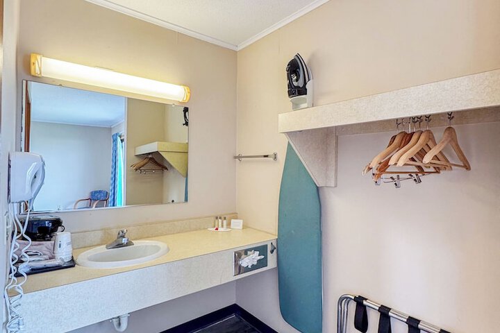 Days Inn by Wyndham Mackinaw City - Lakeview